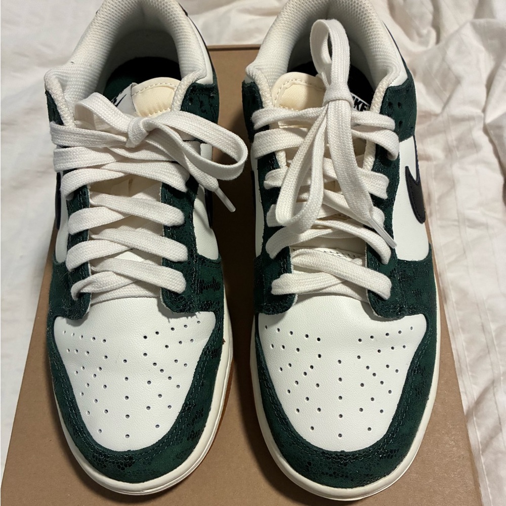Nike Dunk Low
Green Snake (Women's)
